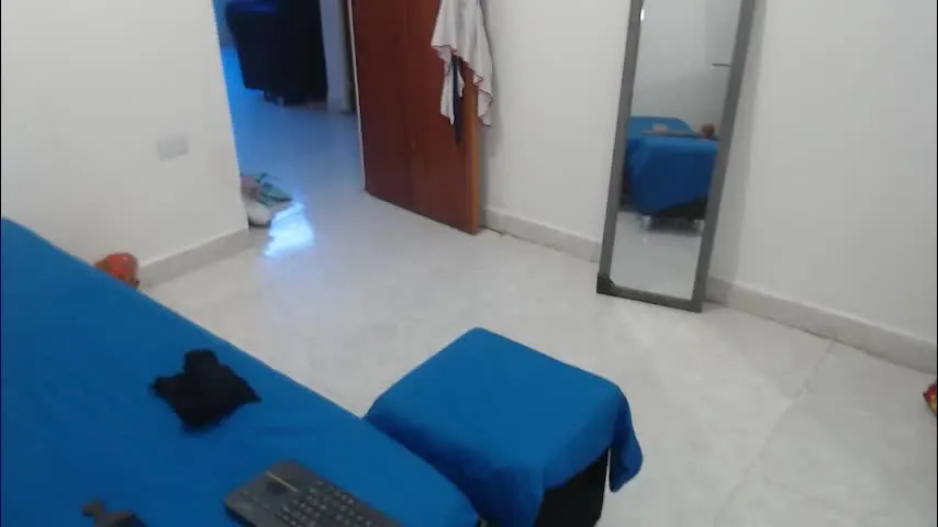 laura_foxx2379 — King of the room and I will be your queen [200 tokens remaining]