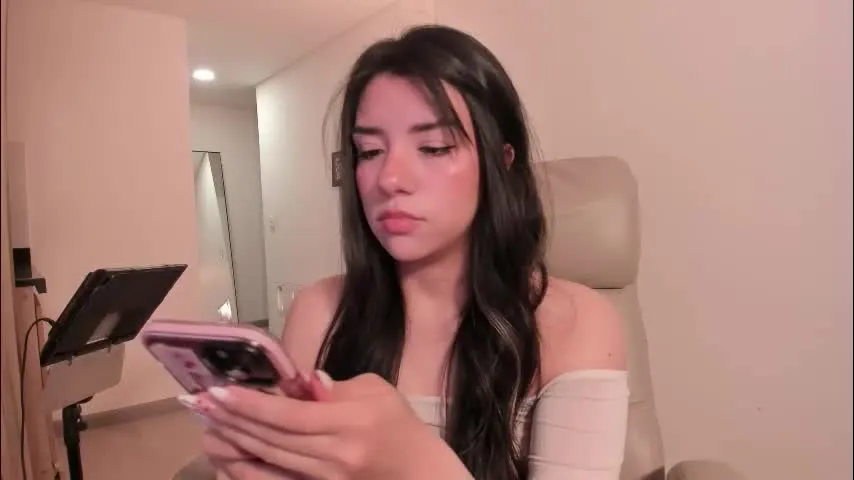 melanie_owo — GOAL: take off panties [400 tokens remaining] Hi ♥ ! #bigass #young #petite #teen