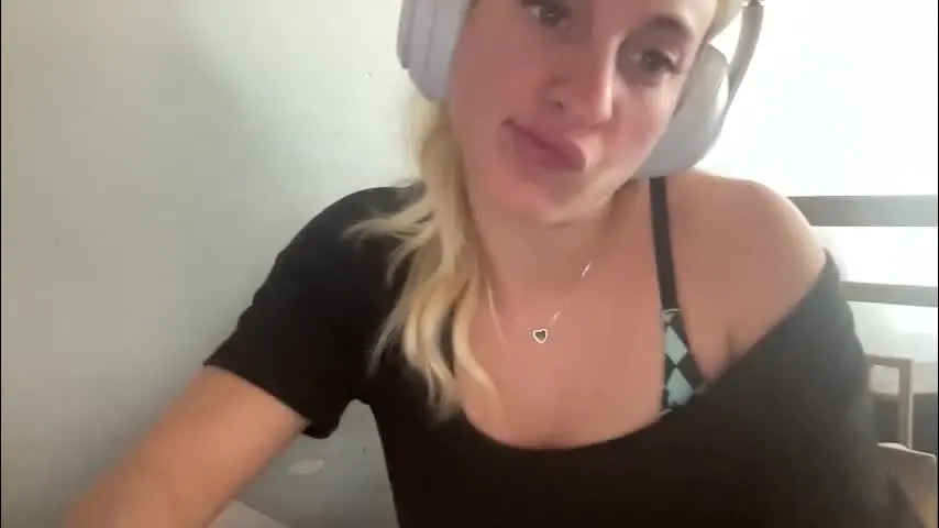 stassiethatsororitygirl — GOAL: spin the wheel I'm at a cafe [2998 tokens remaining] Welcome to my study buddy group...it get's sexy Peep Menu to help towards Goal