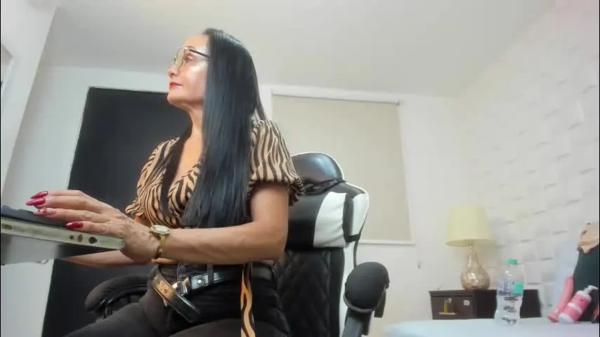 yulitza1025 — GOAL: SEXY DANCE IN HEELS [52 tokens remaining] Welcome to my room! #mature #bigtits #heels #mommy #squirt