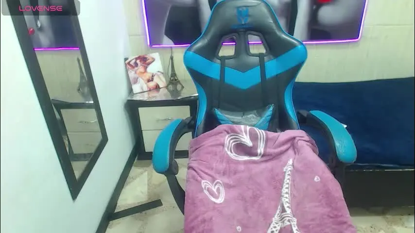 zoe_connor19 — GOAL: show boobs+ saliva [67 tokens remaining] Welcome to my room! #latina #squirt #18 #cum #smoke