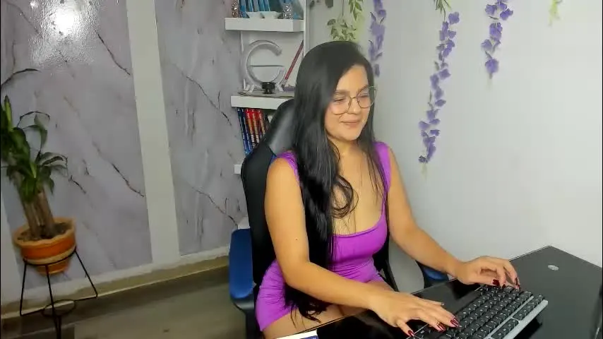 alayasmile — show cum/squirt #office #latina #bigass #squirt #hairy" [553 tokens remaining]