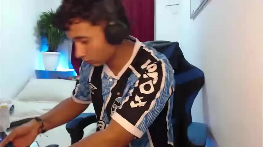 _duvan_123 — GOAL: show cock [17 tokens remaining] Welcome to my room! Your tips will be very helpful to me, thank you🫂❤️ #latino #muscle #feet #young #hairy