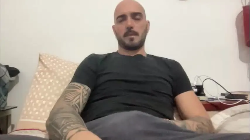 alessandromori91 — total nudes [475 tokens remaining]