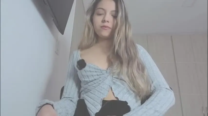 andreau_19 — Andreau_19's room I'm in my days I don't use a dildo #squirt #sexyblonde #cutesmile #smalltits #blowjob