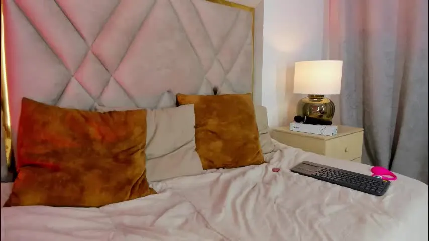 chloe_wilson7 — Naughty Petite Slut Ready to Moan, Laugh & Obey 😈💋 - 🍑 Showing my ass with no panties + spank it - #playful #small #interactive #anal #tattoos