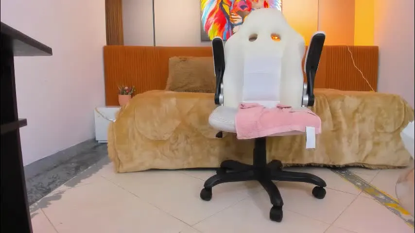 cristal_crossfit — GOAL: squirt in leggings [227 tokens remaining] horny girl, after the gym #muscles #mature #cameltoe #mistress #leggings