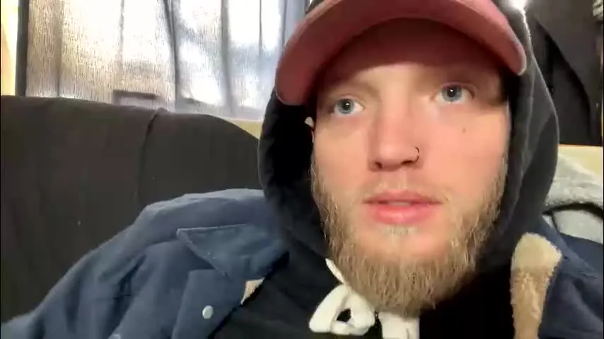 dilf_96 — SHIRT OFF [250 tokens left]