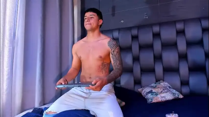 jaze_bradley — Dildo + Lush [186 tokens left] 🤠 #latino🤠 #young🤠 #muscle🤠 #bigass🤠 #bigdick