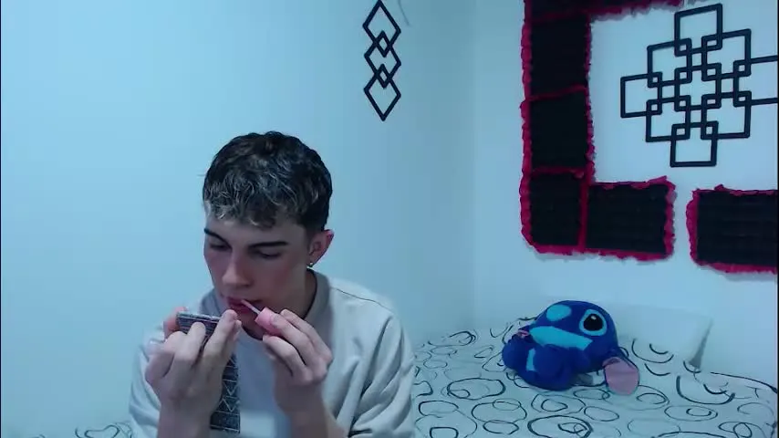 john_vichenso — Show feet [15 tokens left] #asian #20 #latino #cum #gay