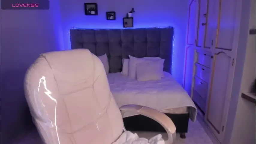 mely_ocean — GOAL: Sexy Dance [300 tokens remaining] Welcome to my room! #feet #latina #smallboobs #squirt #new