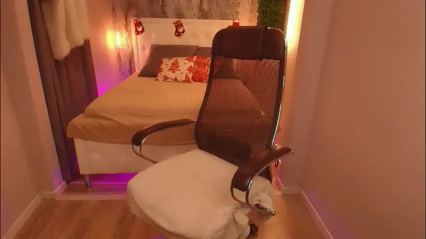 scarlett_mai — GOAL: Suck and lick nipples [304 tokens remaining] Fav vibe 15 49 50 69 #milf #mature #bigboobs #curvy #deepthroat