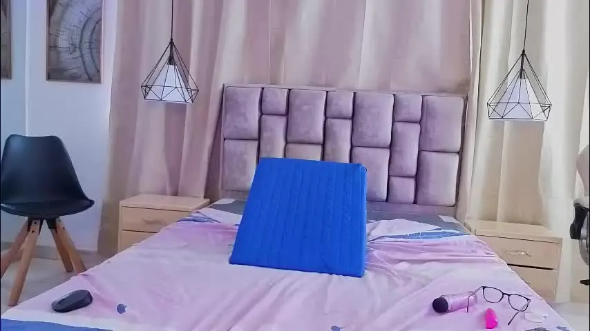 scarlettjonson_ — GOAL: blow job + Saliva [44 tokens remaining] Welcome to my room! #new #bigboots #bigtits #latina #18