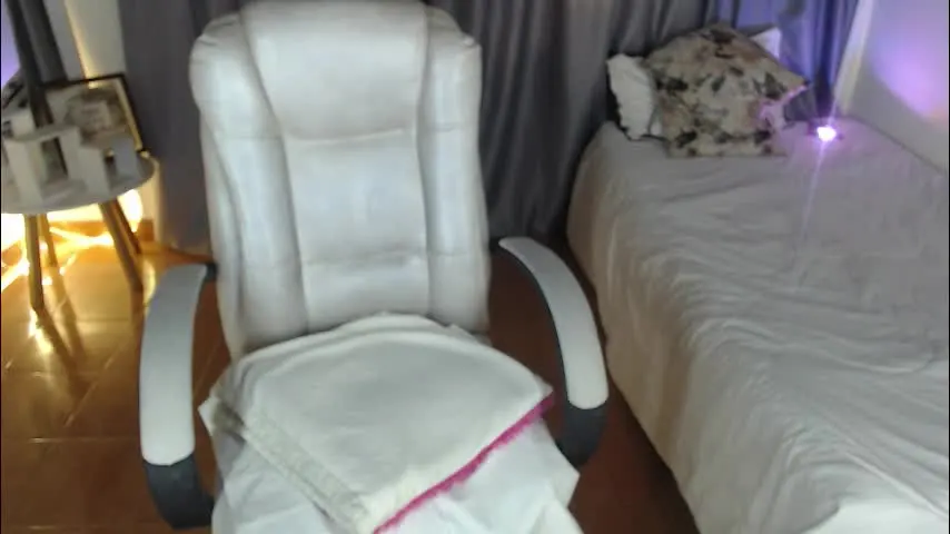 tiana_27 — GOAL: put oil on my breasts [88 tokens remaining] Welcome to my room! hey sexy come play #biboobs # natural #bigass #new #milf