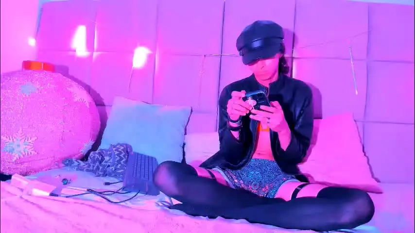 vannellope_96 — GOAL: naked [95 tokens remaining] Welcome to my room! #latina #18 #bigcock #bigdick #new