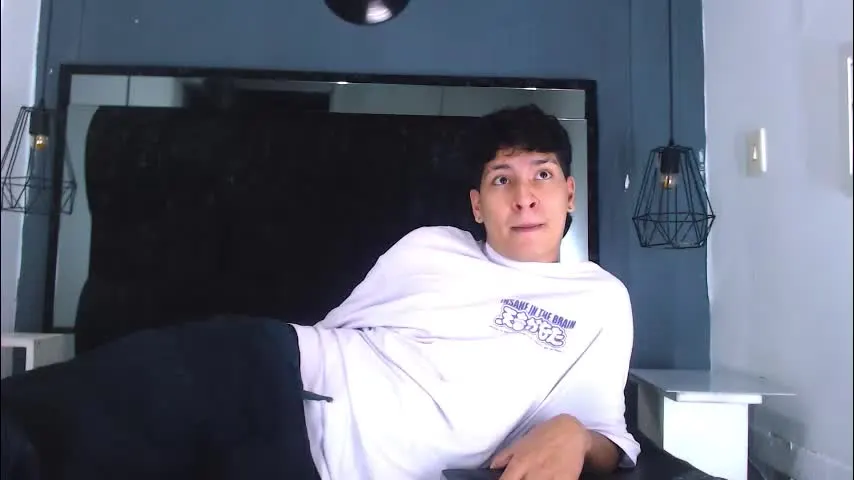 0_alejo — GOAL: show feet [10 tokens remaining] 👑 Welcome to my room for a lot of sensuality 👑