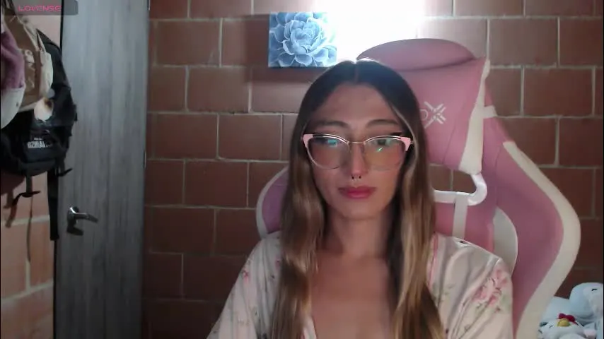 andrea_camila — GOAL: HARD COCK [290 tokens remaining] Welcome to my room! Guys enjoy of the view #transgirl #dick #feet #anal #bigass