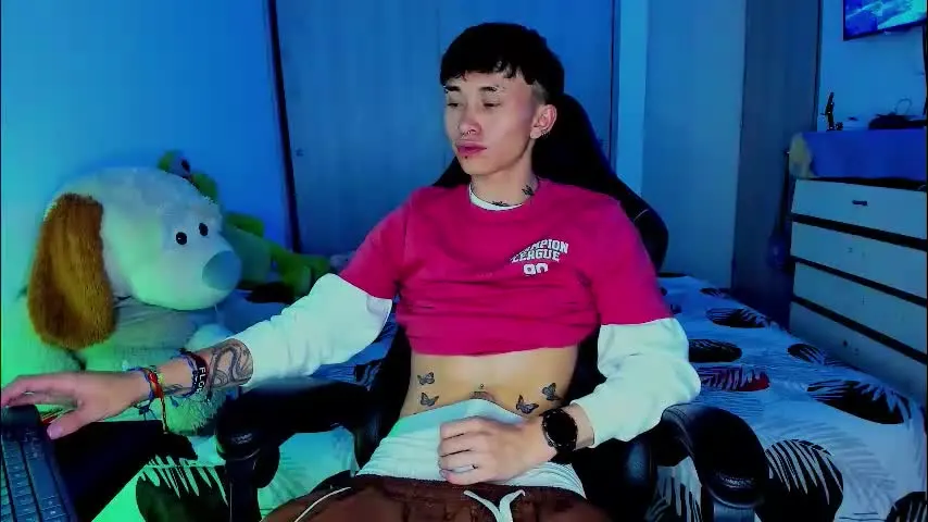 juniior0_0 — Welcome to my room I hope you like it and we can play together ;) #18 #bigcock #lovense #twink #femboy [963 tokens remaining]