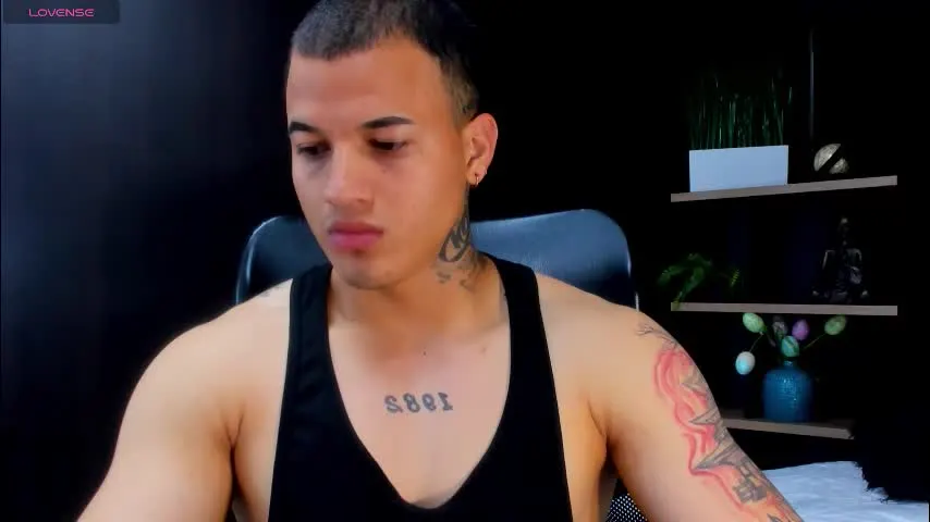 rocco_santos — flex naked and oil [30 tokens left]