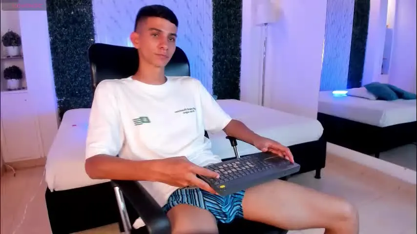 aaron_whitee — GOAL: BIG CUM SHOT [586 tokens remaining] BIG CUMSHOT, BUZZ MY ASS #skinny #ebony #bigcock #young #cum