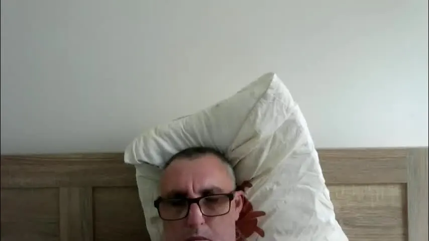 ozzie_male77 — Tip 200 tokens to be queen or king of the room [200 tokens remaining]