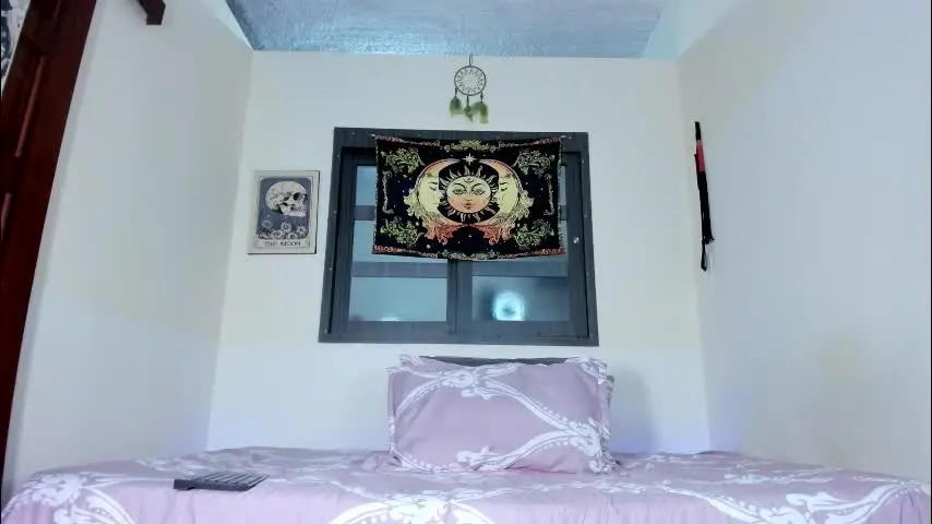 saucy_zaren — Squirt all over you #femdom #hairyarmpits #feet #joi #squirt [687 tokens remaining]