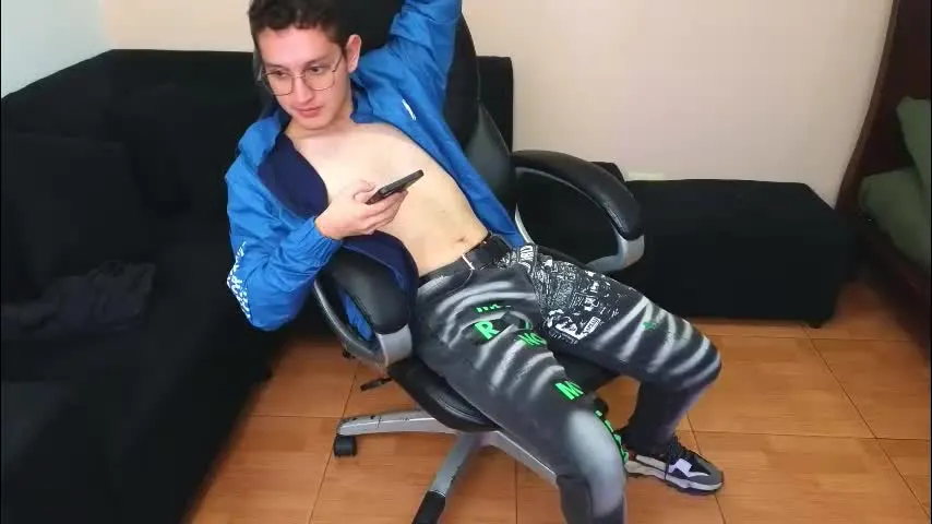 gamercum33 — Naked some minutres [392 tokens left] #dom #cute #bigdick #twink #18