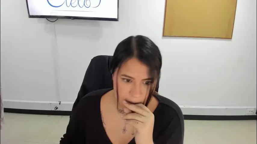 saraheart_cg — Send you a kiss ✨ [200 tokens left] #curvy #young #lovense #squirt #anal