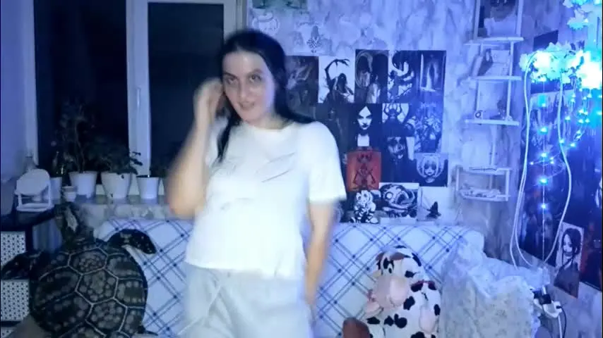 odiliamainland — Hi guys. I'm #new here and it's my first day. GOAL💖Air kiss for u💖 #young #shy #18 #smile [9 tokens remaining]