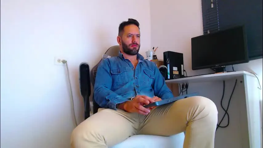 oliverdrew1 — Oliverdrew1's room #smoke #slave #lovense #party #muscle