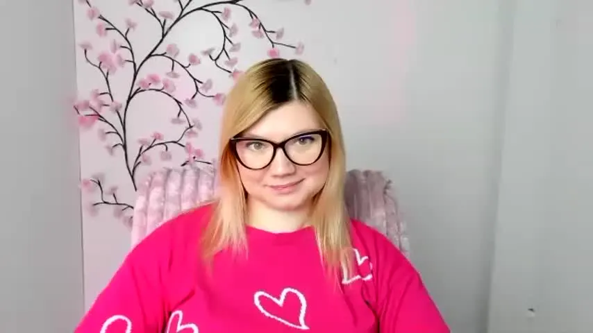 molly_moree — GOAL: mini dance [113 tokens remaining] Welcome to my room! #feet #blonde #18 #teen #natural