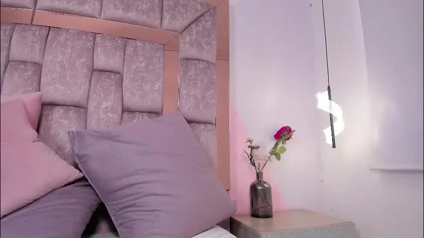 ravenbloodd — Welcome to my room! where everything is desired ♥ - Goal: undress me [36 tokens left] #18 #teen #bigboobs #skinny #bigass