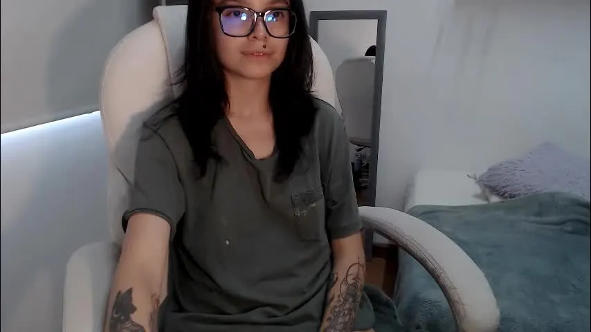 _phia — Want to know what I'm doing here? You'll find everything in my profile description. #young #teen #lovense #skinny #squirt [572 tokens remaining]