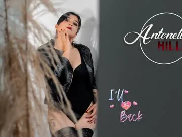 antonellahill_ live stage