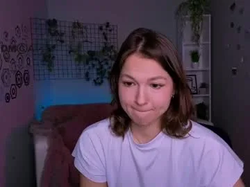chloe_ley live stage