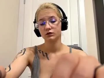 cleopatralewey live stage
