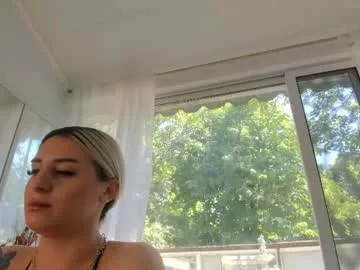 ella_vee live stage