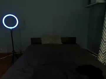 emily_ferra live stage