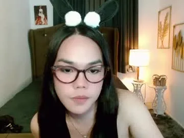 hollyyumiloove live stage