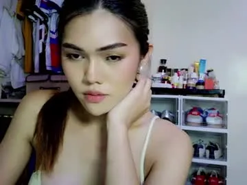 hot_natashia live stage