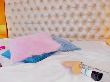 isabellaalux_ live stage