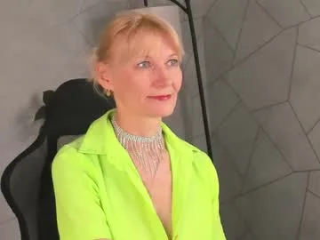 julie_lucasss live stage