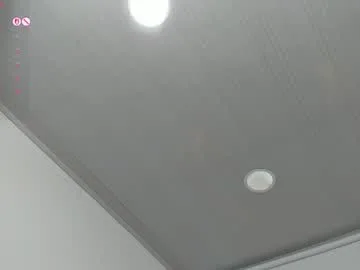 kira_dubois live stage