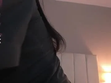kylie_mckenzie live stage