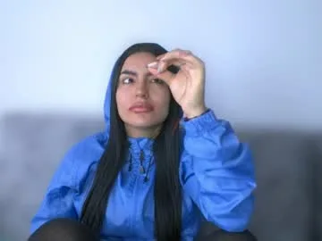 layla_nicols live stage