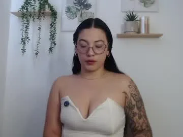 leena_rosee live stage