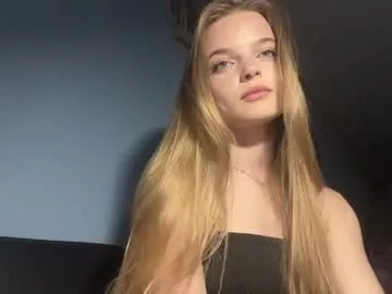 lladynova live stage
