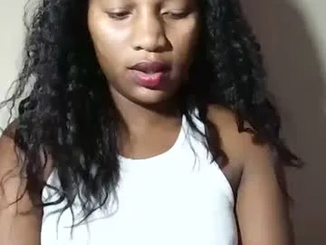 lovelylarra live stage