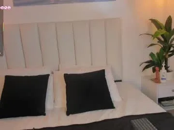 megan_brunette2 live stage
