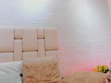 mila_hudson live stage